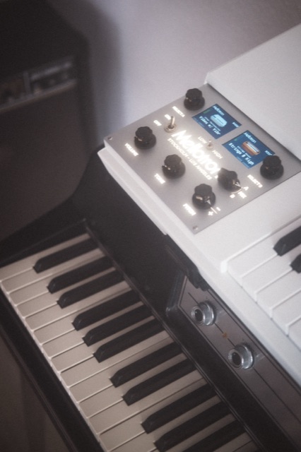Effektpedal auf einem Keyboard, im Vordergrund die Tastatur im Anschnitt.