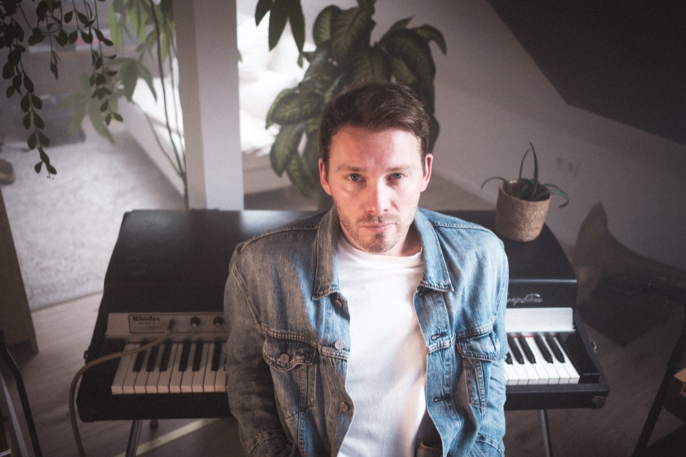 Porträt von Phil Young vor dem Fender Rhodes, im Hintergrund Zimmerpflanzen.