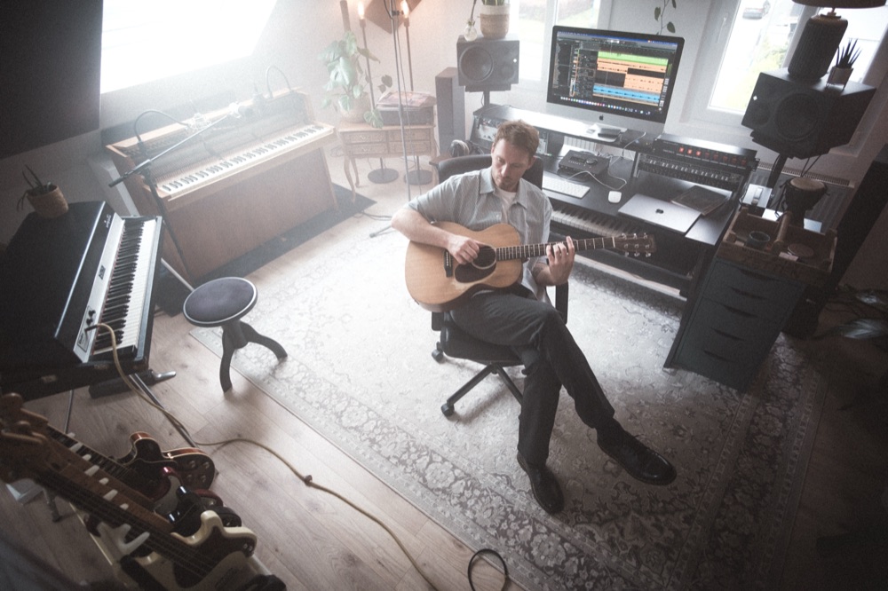 Überblick über das Studio: Phil Young mit Westerngitarre vor dem Schreibtisch, links Rhodes und Wurlitzer.