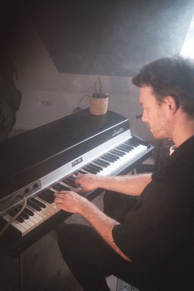 Phil Young am Fender Rhodes, im Gegenlicht unter der Dachschräge.